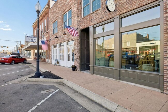 Photo - 120 N Main St