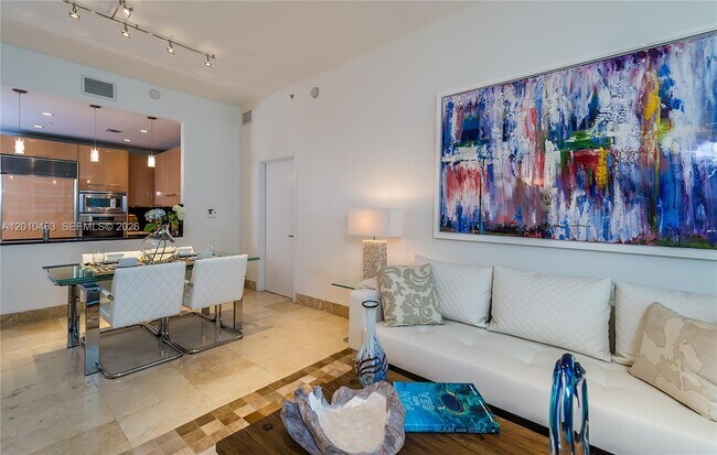 6799 Collins Ave Unidad 503