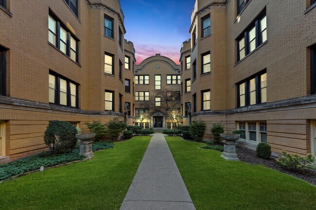 Photo - 2418-2428 N Sawyer Ave