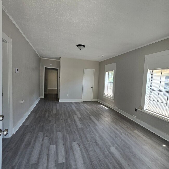 Photo - 858 Alaska St