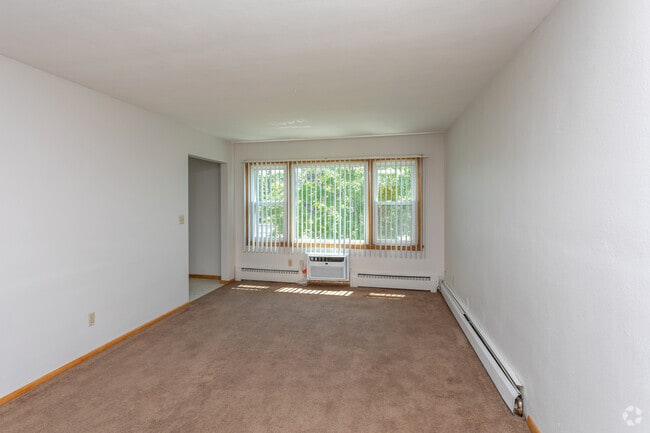 3BR, 1BA - 1,026SF