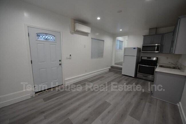 7260 Yolanda Ave
