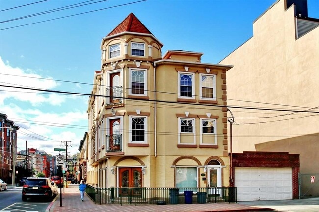 Building Photo - 600 Grand St Unit 2