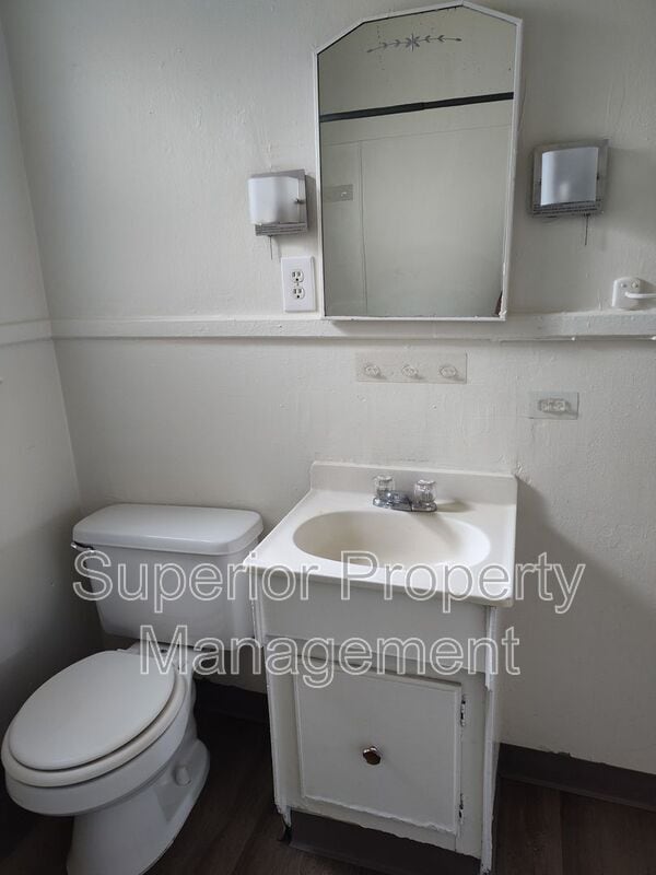 Photo - 206 E 5th St