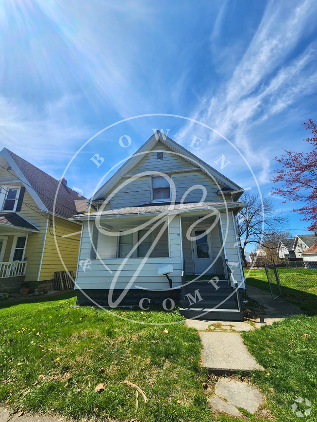 Building Photo - Very spacious 2 bed 1 bath with huge lot! Rental