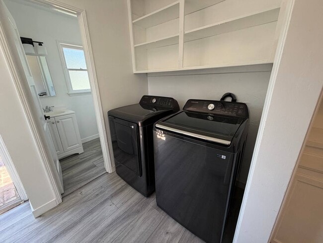 Photo - 13422 Oxnard St