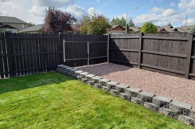 Building Photo - CHECK OUT THIS RECENTLY UPDATED SINGLE-FAMILY HOME IN NORTH REDMOND!