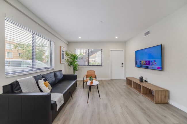 Building Photo - 700 SW 11th Ave Rental