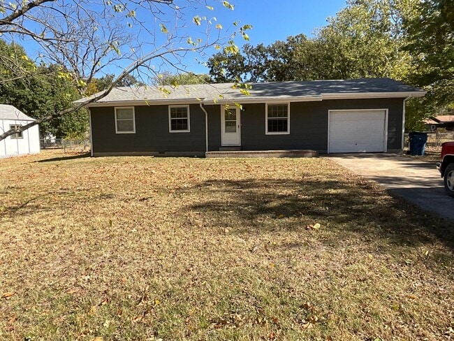Building Photo - CUTE 3 BEDROOM / 1 BATHROOM HOUSE LOCATED ...