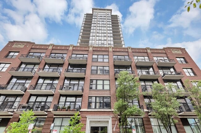 Building Photo - 210 S Desplaines St Unit 1102
