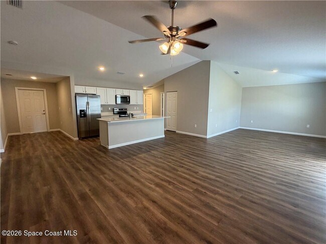 Photo - 340 Dolphin St SE