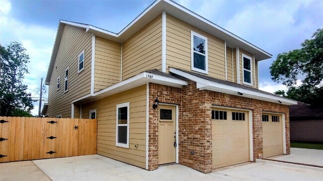 Building Photo - Spacious Townhome Near Several Parks