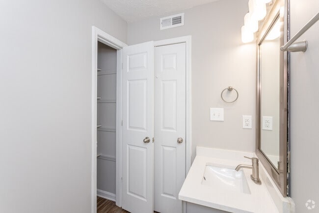 2BR, 2BA - 1,000 SF - Bathroom
