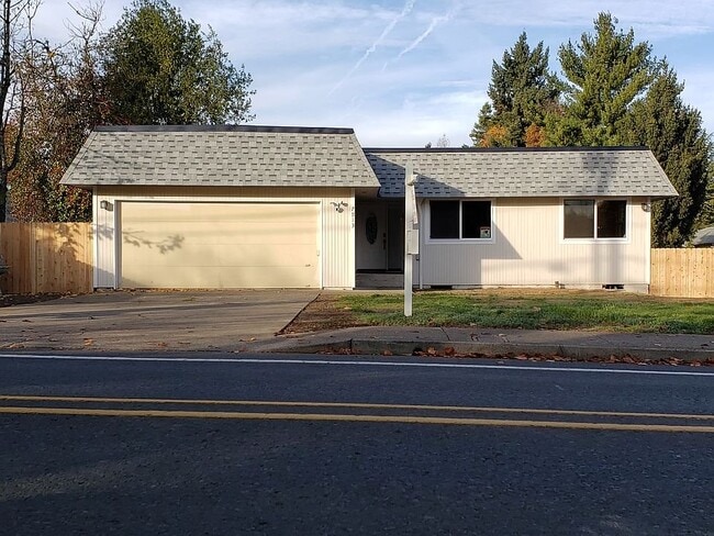 Building Photo - 7913 SE Clackamas Rd