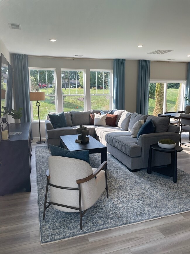 Photo - 337 Red Oak Cir