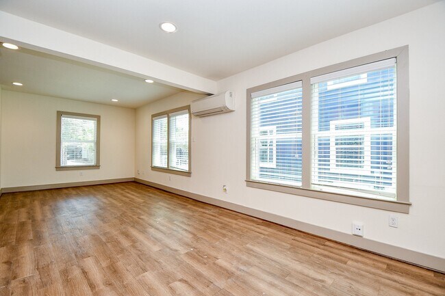 Building Photo - 1011 Enid St Unit 2 Rental