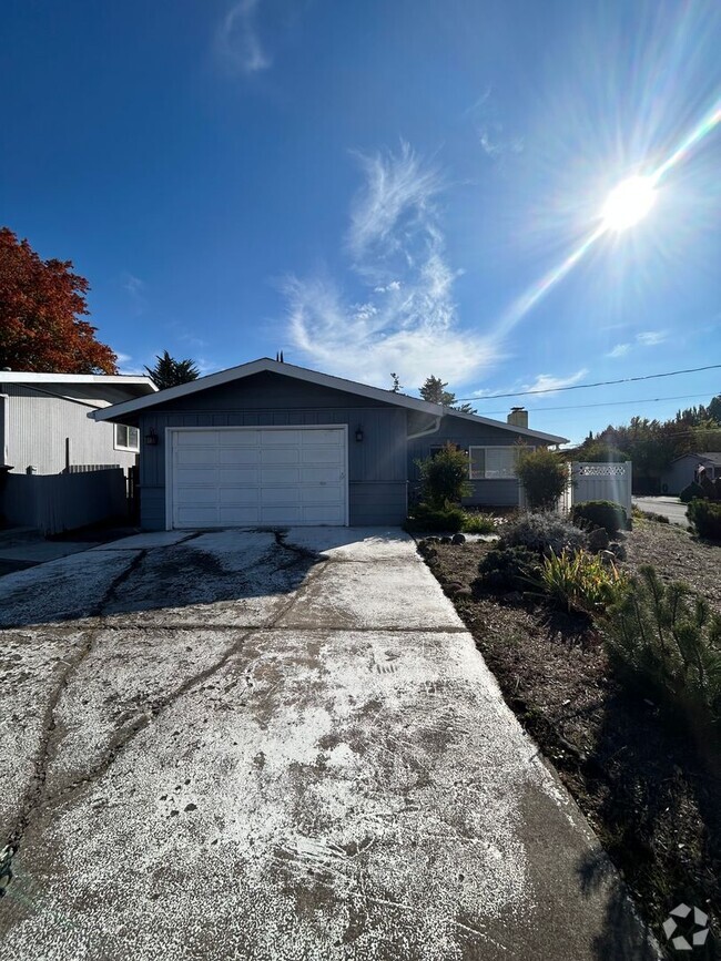 Building Photo - 2 Bedroom 2 Bath House