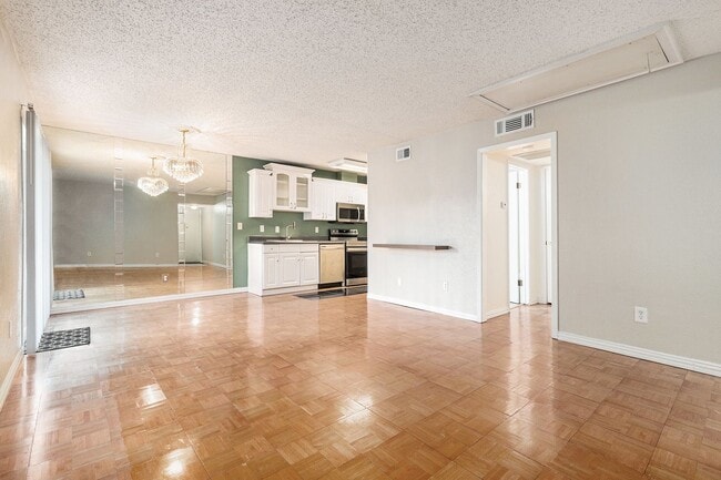 Building Photo - Experience comfortable city living in this... Rental