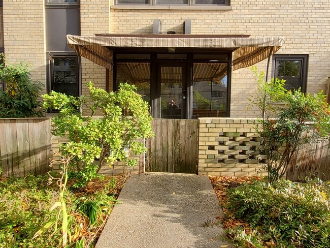 Building Photo - 3901 Cathedral Ave NW Unit Apt. 14