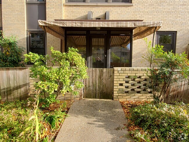 Building Photo - 3901 Cathedral Ave NW Unit Apt. 14