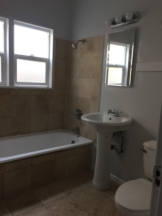 Photo - 1116 E 5th St