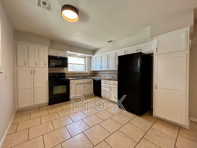 Photo - 1411 Lawrence Ave