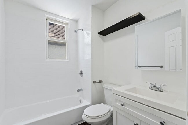 Building Photo - 1043 Hunterdon St Unit #2