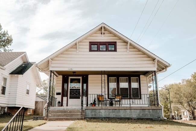 Charming 3 Bedroom Home with Hardwood Floo... - Charming 3 Bedroom Home with Hardwood Floo...