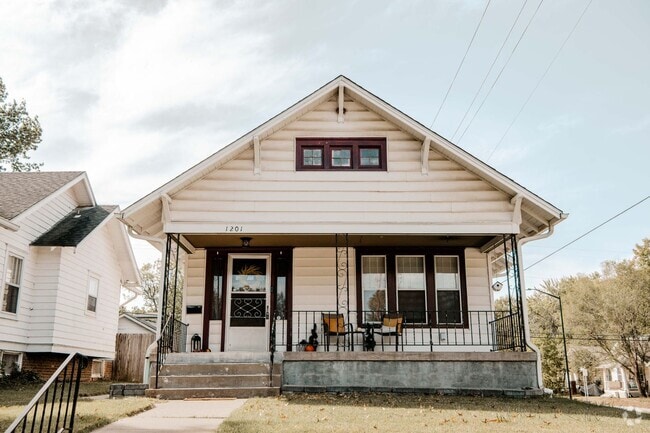 Building Photo - Charming 3 Bedroom Home with Hardwood Floo...