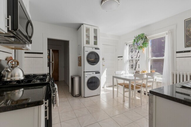 Photo - 9/1 Huge, renovated 3BR near Inman, Kirkla...