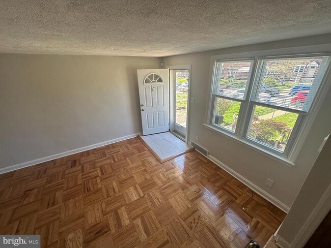 Photo - 2204 Lynn Blvd