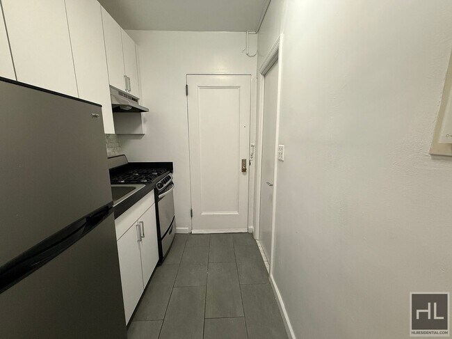 Building Photo - East 61 Street Unit 3E