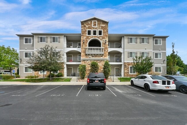 Building Photo - 1849 N Crest Rd