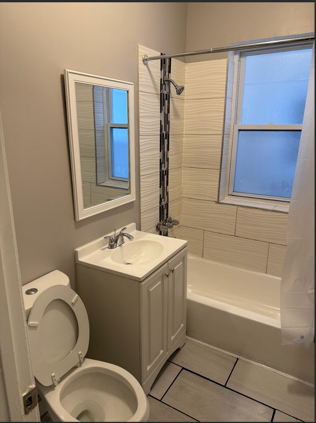 Photo - 2 bedroom in Chicago IL 60639 Unit LeClaire GDN