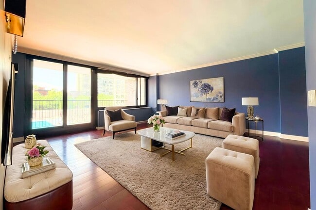 Photo - 1555 N Sandburg Terrace Unidad 305K