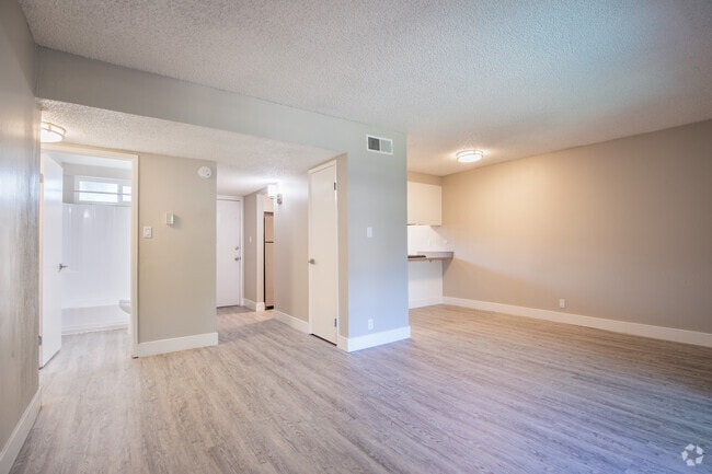 2BR, 1BA - 850SF