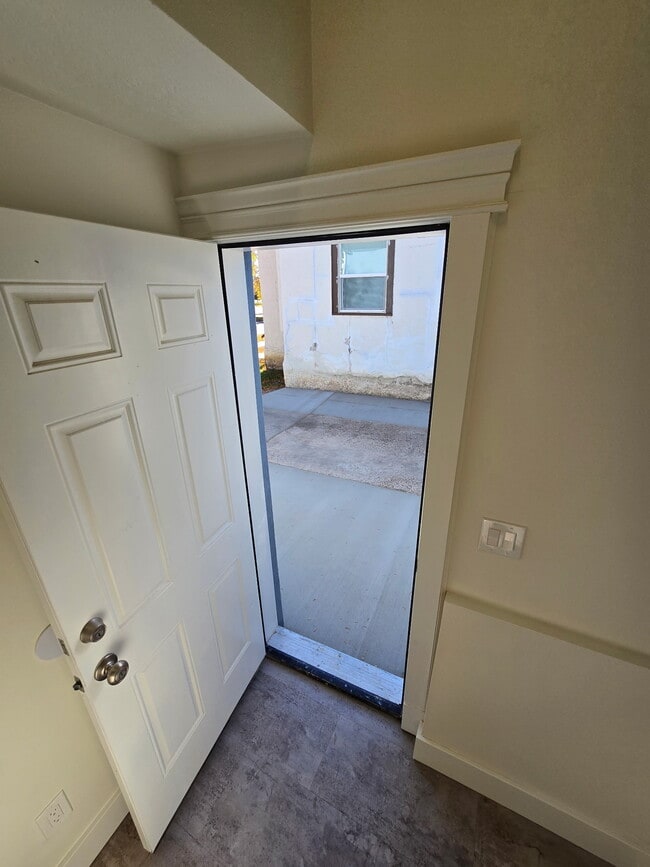 Photo - 122 12th St N