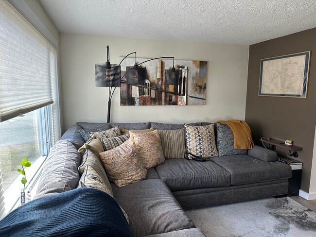 Photo - 33 Windhurst Ave Unidad #1