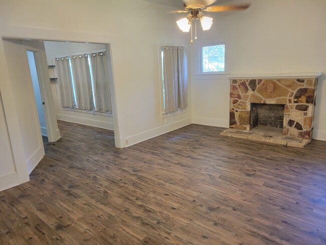Photo - 606 E Avenue C