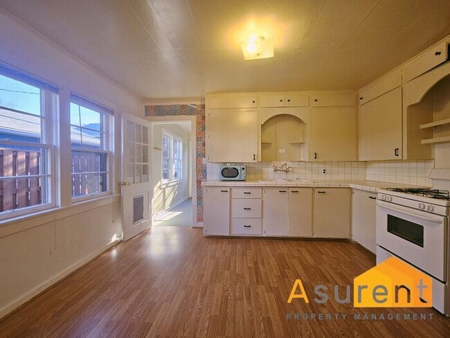 Photo - Cute cottage in the Rail Road district in ...