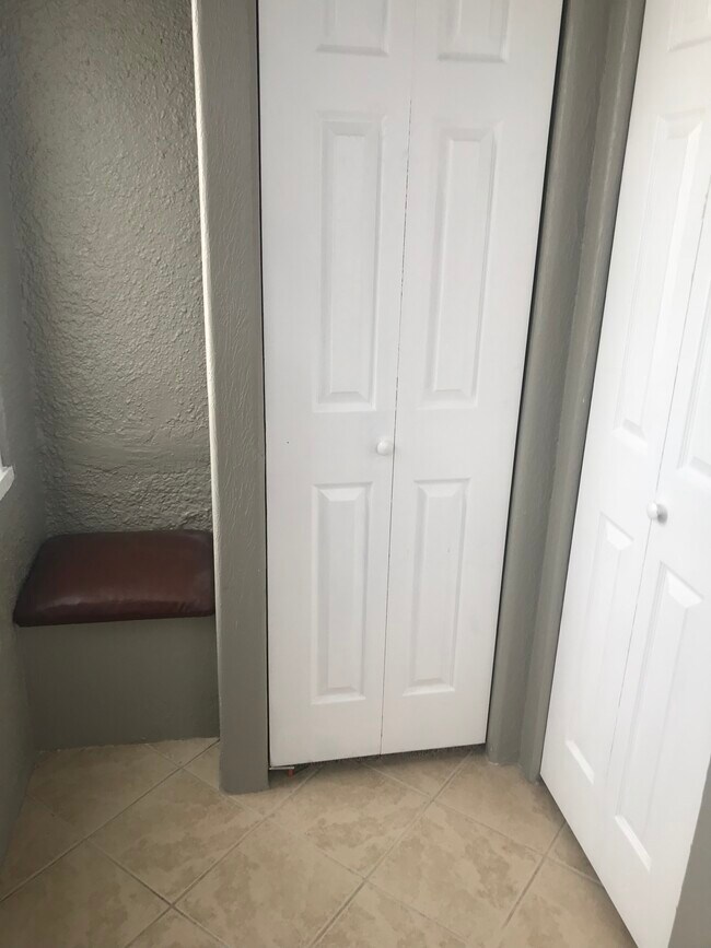 Foyer - 106 S 7th St