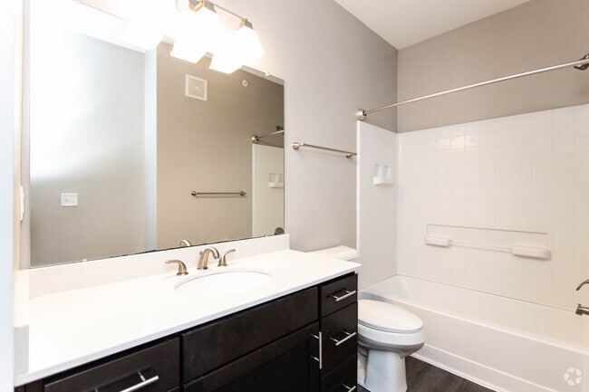 1BR, 1BA - 880 SF - The Red Oak