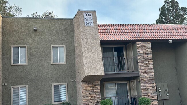 Building Photo - 2 Bedroom Condo in Guard Gated Community Unit 271