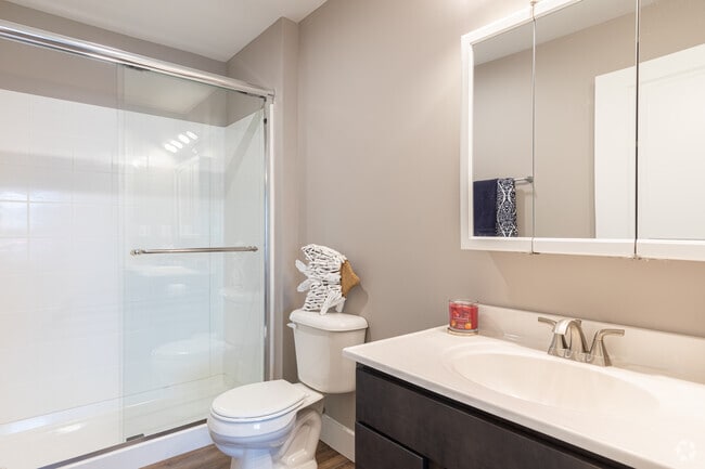 2BR, 2BA - 1025SF