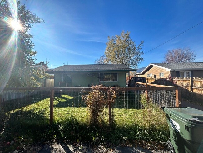 Building Photo - Cozy 2 bed, 1 bath Hamilton home with spac...