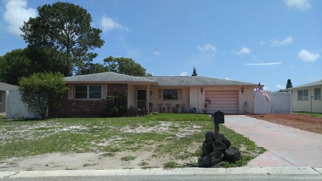 Building Photo - 2 bed 2 bath Pool Home in Port Richey