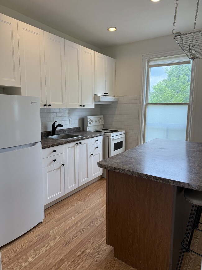 Building Photo - 66 Picton St W Unit 2-bdrm near Harbour GO Station