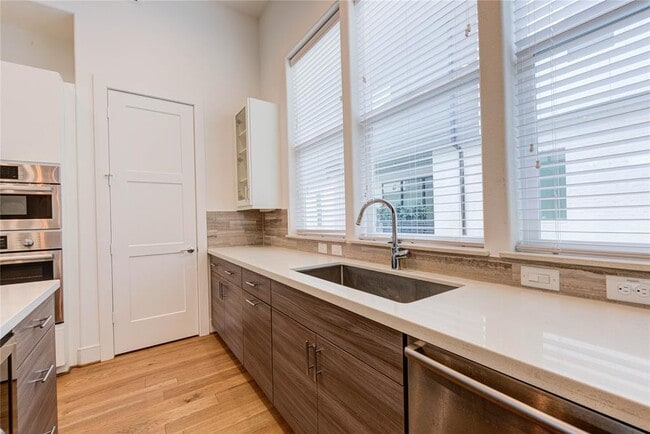 Photo - 2622 Rusk St