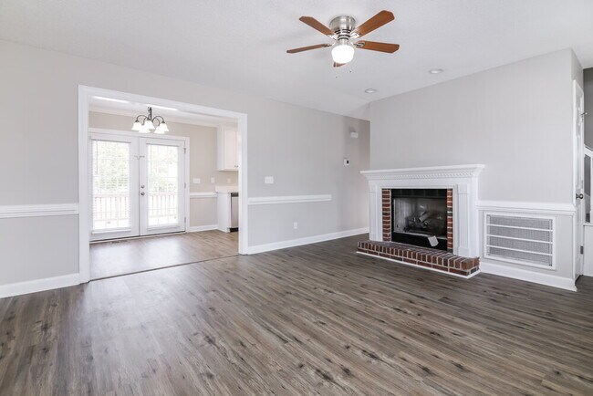 Photo - 204 Hunter Way