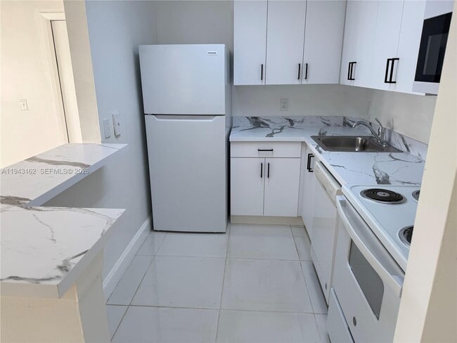 Building Photo - 10773 Cleary Blvd Unit 104